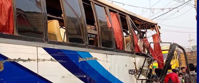 বাস-ট্রাকে সংঘর্ষে