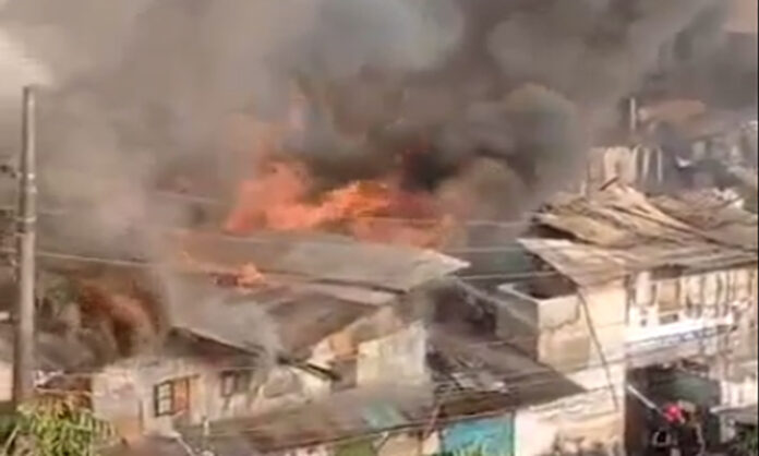 আগুনে পুড়ছে মানিকনগরের কুমিল্লা পট্টি