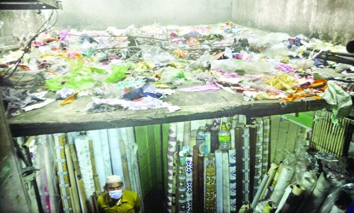 অনিরাপদ ভবনে পোশাক কারখানা
