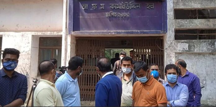 নির্দেশনার পরও হল ছাড়ছে না শিক্ষার্থীরা