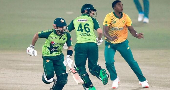 ৩ রানের ব্যবধানে জিতেতছে পাকিস্তান