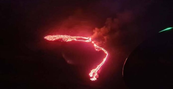 আইসল্যান্ডের আগ্নেয়গিরিতে অগ্ন্যুৎপাত