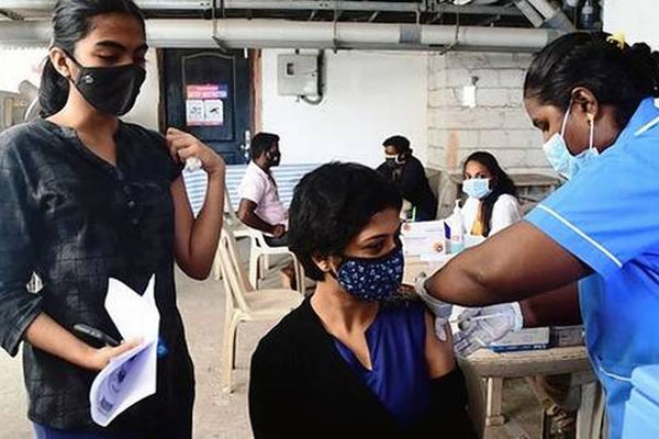করোনাভাইরাসের টিকা দিচ্ছেন স্বাস্থ্যকর্মীরা