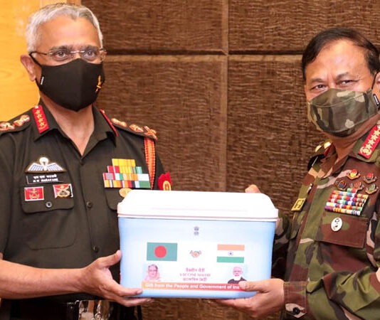 বাংলাদেশ সেনাবাহিনীকে ১ লাখ টিকা দিলেন ভারতের সেনাপ্রধান বাংলাদেশ ভারত সেনাপ্রধান