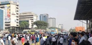 রাজধানীতে বাসে উঠতে না পেরে অফিসযাত্রীদের সড়ক অবরোধ-বিক্ষোভ অফিসযাত্রীদের সড়ক অবরোধ-বিক্ষোভ