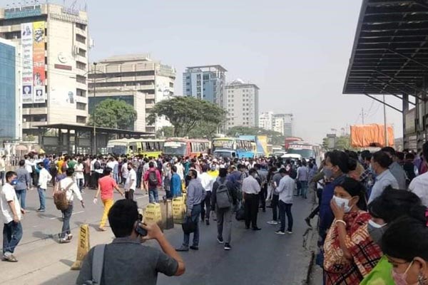 অফিসযাত্রীদের সড়ক অবরোধ-বিক্ষোভ