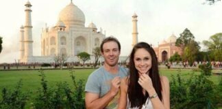 ভারতের তাজমহলে প্রেমিকাকে বিয়ের প্রস্তাব দেন ডি ভিলিয়ার্স এবি ডি ভিলিয়ার্স