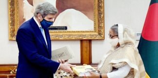 জন কেরিকে ‘অসমাপ্ত আত্মজীবনী’ উপহার দিলেন প্রধানমন্ত্রী শেখ হাসিনার সঙ্গে যুক্তরাষ্ট্রের প্রেসিডেন্টের দূত জন কেরি