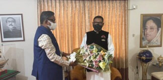 ওবায়দুল কাদেরকে ফুল দিয়ে শুভেচ্ছা জানাচ্ছেন তার ভাই আবদুল কাদের মির্জা