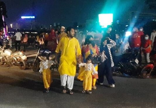 ঈদের সন্ধ্যায় লোকারণ্য হাতিরঝিল লোকারণ্য হাতিরঝিল