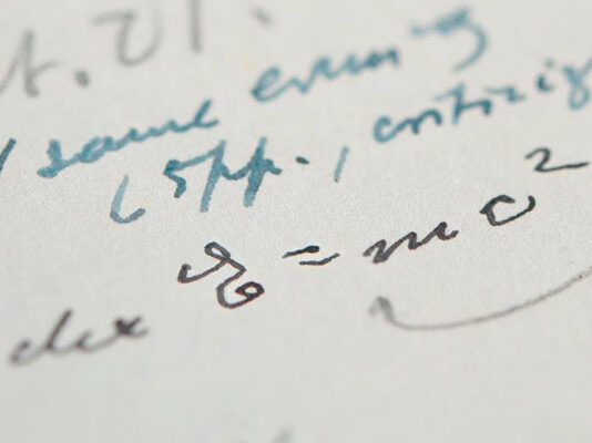 ১২ লাখ ডলারে আইনস্টাইনের লেখা চিঠি বিক্রি আইনস্টাইনের লেখা চিঠি