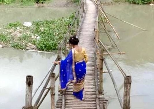 ব্রিজের অভাবে ঝুঁকি নিয়ে পারাপার