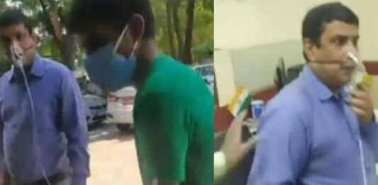 ভারতে ছুটি না পেয়ে অক্সিজেন মাস্ক পরেই অফিসে ব্যাঙ্ক কর্মকর্তা অরবিন্দ কুমার