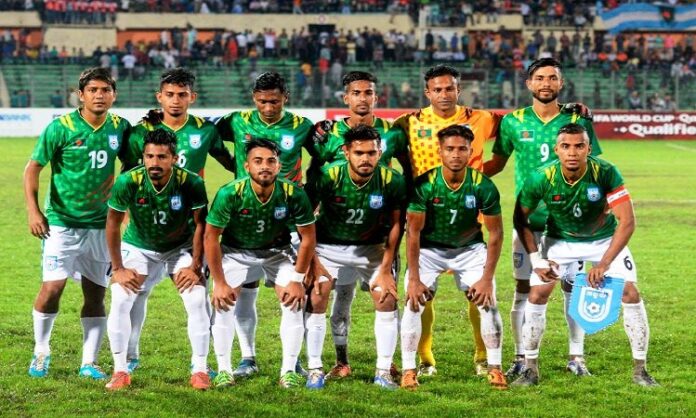 বেতনের আওতায় ফুটবলাররা বেতনের আওতায় ফুটবলাররা