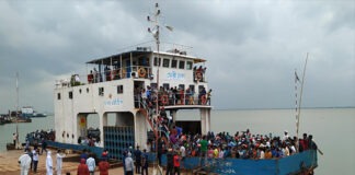 বাতাসের কারণে শিমুলিয়া-বাংলাবাজার নৌরুটে ফেরি চলাচল বন্ধ