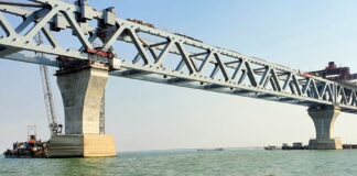 পদ্মা সেতুর ১০ নম্বর  পিলারে ফেরির ধাক্কা