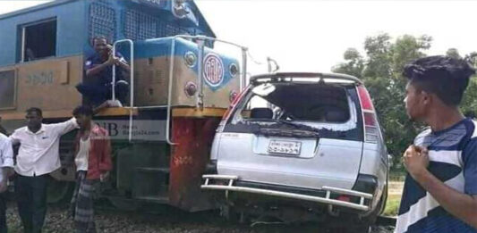 মাইক্রোবাসে ট্রেনের ধাক্কায় শিশুসহ নিহত ৩