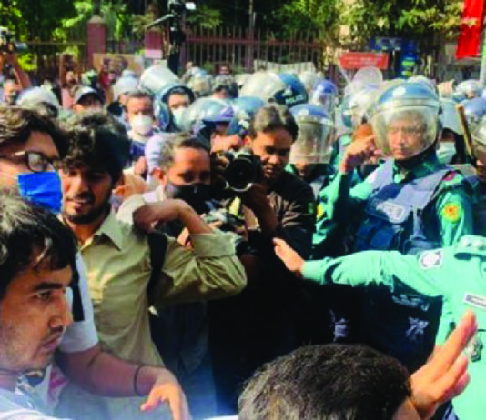 শিক্ষার্থীদের শাহবাগে অবরোধ কর্মসূচিতে পুলিশের বাধা