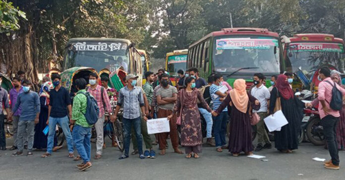 নীলক্ষেত মোড় অবরোধ করেছে শিক্ষার্থীরা