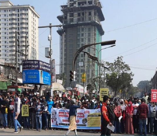 চাকরিতে প্রবেশের বয়সসীমা বৃদ্ধির দাবিতে নীলক্ষেত অবরোধ