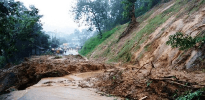 পাহাড় ধসে ৪ জনের মৃত্যু