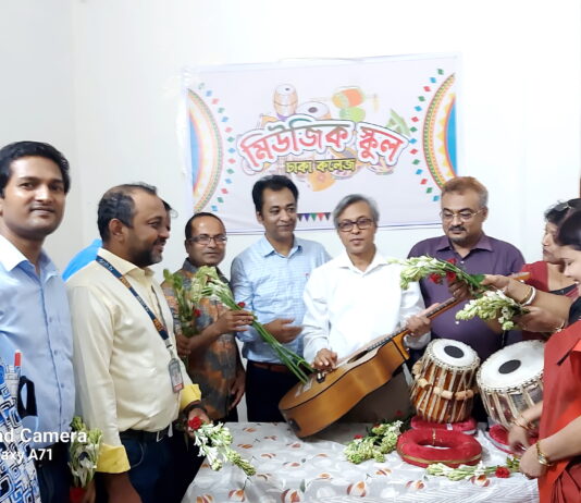 ঢাকা কলেজে গিটার, হারমোনিয়াম ও তবলা উপহার ঢাকা কলেজে গিটার, হারমোনিয়াম ও তবলা উপহার