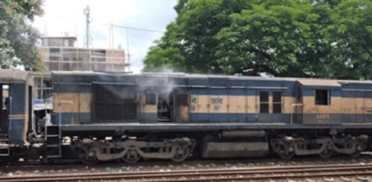 রাজশাহীগামী উত্তরা এক্সপ্রেসের ইঞ্জিনে হঠাৎ আগুন