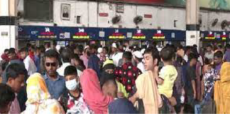 ঈদের দ্বিতীয় দিনেও কমলাপুরে ভিড়