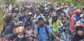 সেতু পারাপারে দীর্ঘ লাইন