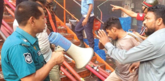 উদ্ধার অভিযানে পুলিশের জীবন বাজি