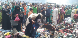 পোড়া কাপড়ের স্তূপের নিচে খুঁজছে নতুন কাপড়