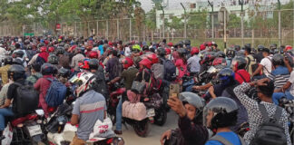 পদ্মা সেতুর মাওয়া প্রান্তে মোটরসাইকেলের ভিড়