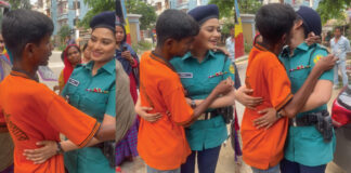 নায়িকাকে চুমু দিলো রিকশাচালক, ভিডিও ভাইরাল