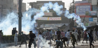 পাকিস্তানে বিক্ষোভ-সহিংসতায় নিহত ৮