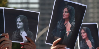 দুই নারী