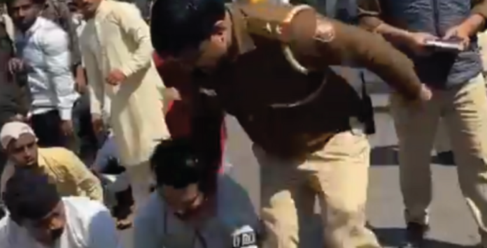 নামাজিদের লাথি