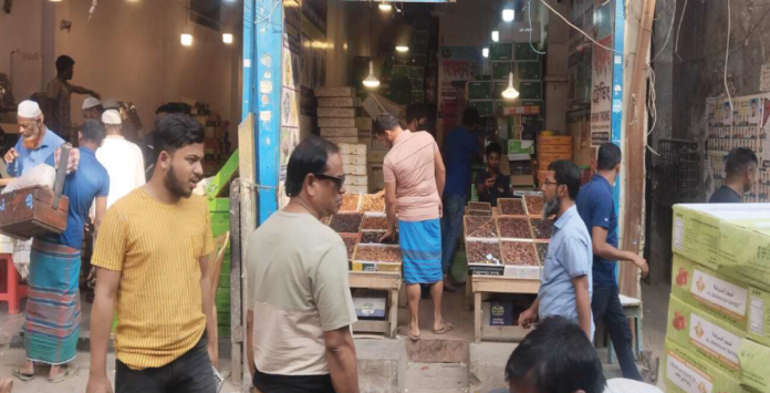 ফলের দাম নিম্ন-মধ্যবিত্তের হাতের নাগালের বাহিরে ফলের দাম