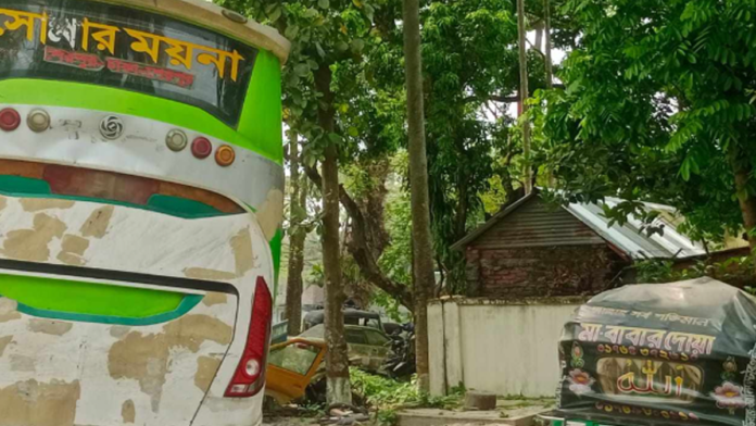 বাসের ধাক্কায় অটোরিকশার তিন যাত্রী নিহত বাসের ধাক্কা