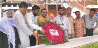 বঙ্গবন্ধুর সমাধিতে পিআইবি'র মহাপরিচালক জাফর ওয়াজেদ-এর শ্রদ্ধা