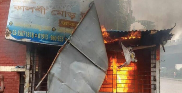 অটোরিকশাচালক আন্দোলনে ট্রাফিক বক্সে আগুন অটোরিকশাচালক