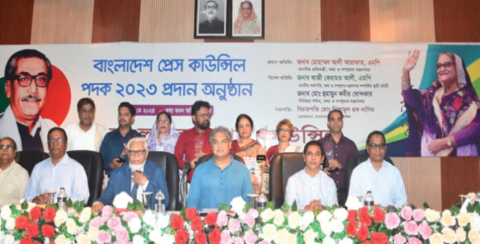 গণমাধ্যমকে দেশ ও জনগণের স্বার্থের পক্ষে দাঁড়াতে হবে : তথ্য প্রতিমন্ত্রী গণমাধ্যম