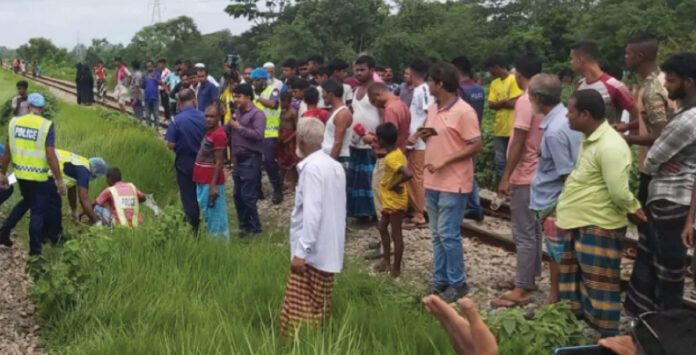 নরসিংদীতে ট্রেনে কাটা পড়ে পাঁচজনের মৃত্যু