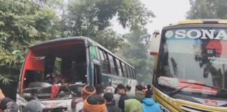 মাদারীপুরে দুটি বাসের মুখোমুখি সংঘর্ষ মাদারীপুরে