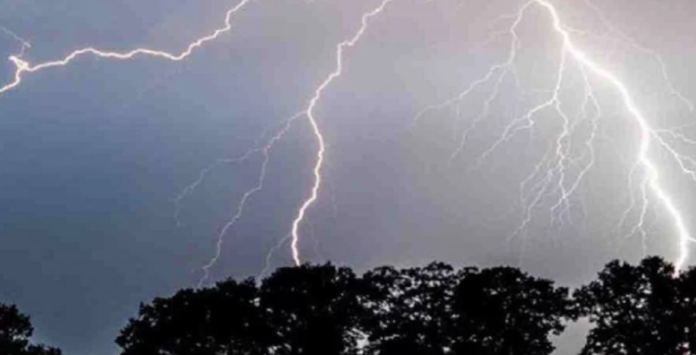 বজ্রপাত থেকে বাঁচতে জানুন করণীয় বজ্রপাত