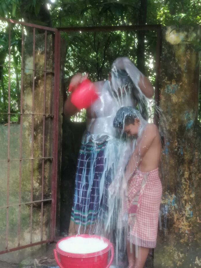 মুকসুদপুরে পিতা পুত্রের দুধ দিয়ে গোসল দুধ