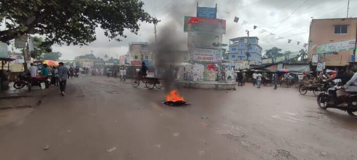 বাগেরহাটে ৪টি সংসদীয় আসন পুনর্বহালের দাবিতে মোল্লাহাটে অবরোধ কর্মসূচি বাগেরহাটে ৪টি সংসদীয় আসন পুনর্বহালের দাবিতে মোল্লাহাটে অবরোধ কর্মসূচি