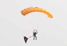 বিজয়ের দিনে ৫৪ বাংলাদেশি প্যারাট্রুপারের রেকর্ড প্যারাট্রুপারের রেকর্ড