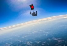 বিজয় দিবসে সর্বাধিক পতাকা হাতে প্যারাস্যুটিং, বিশ্বরেকর্ড গড়ার প্রত্যয় বাংলাদেশের