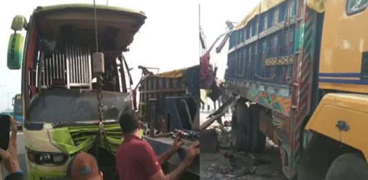 বাস-ট্রাক সংঘর্ষ নিহত ৩ সংঘর্ষ