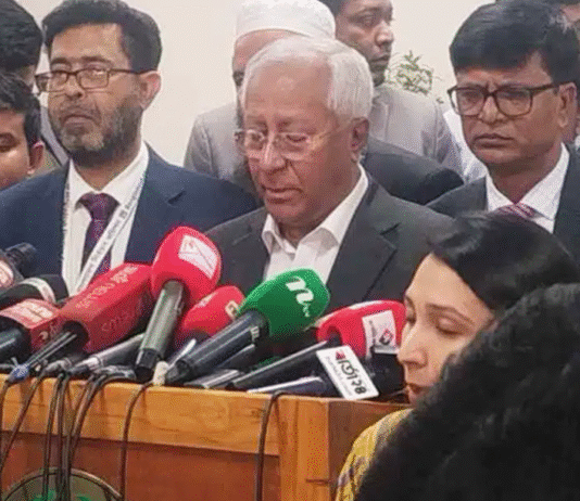 প্রথম সাড়ে ৪ ঘণ্টায় গড়ে ৩২ দশমিক ৮৮ শতাংশ ভোট পড়েছে